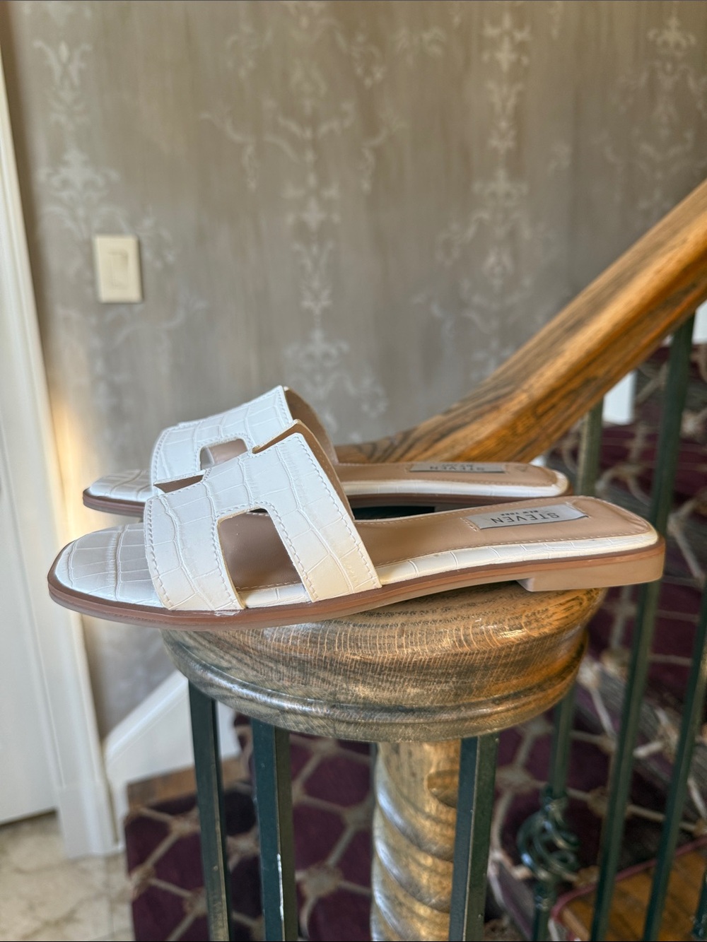 STEVEN white crock H cut design. Excellent condition size 6. - Picture 5 of 12